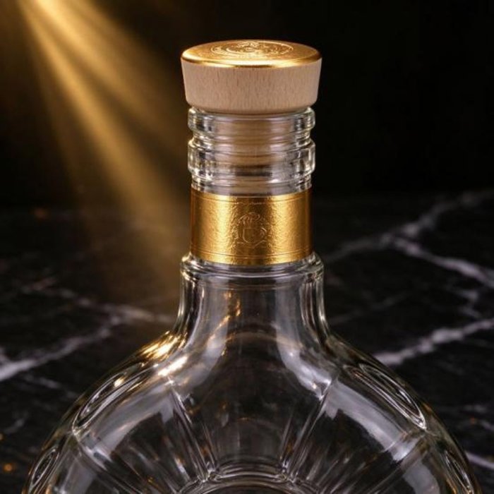 High-clarity clear glass bottle for liquor packaging